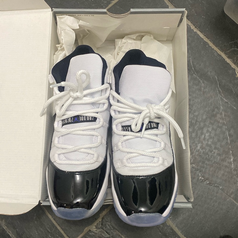 Grade school big kids RETRO 11  “Concord” 7y!!!